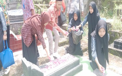 NAPAK TILAS MAKAM PEJUANG DI PONJONG
